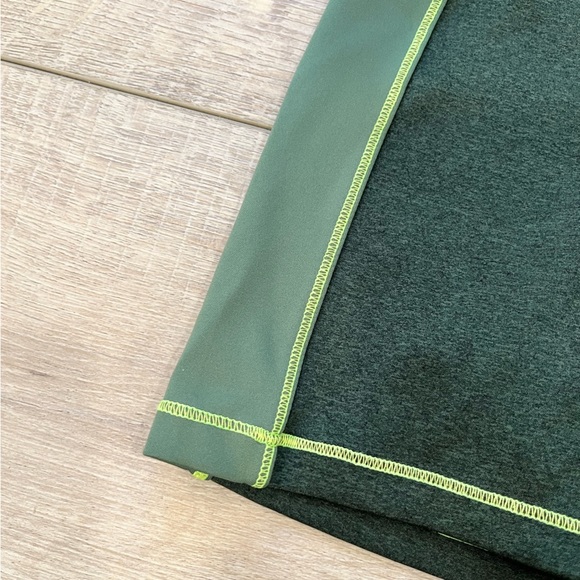 GOOD AMERICAN the dual life tonal biker shorts in heathered forest size 0 - Picture 3 of 14